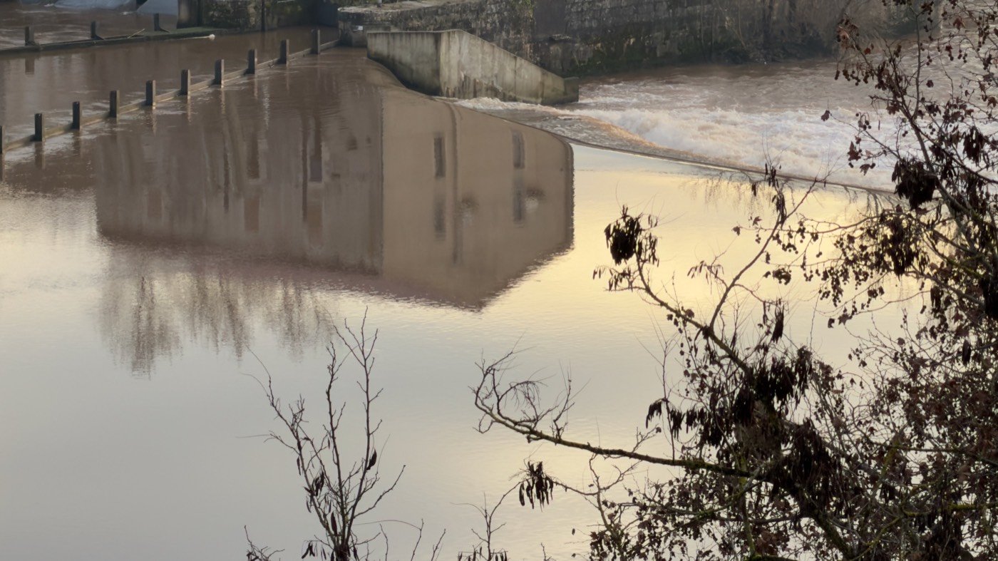 Le village l'après-midi, la lumière qui s'allonge sur les toits.